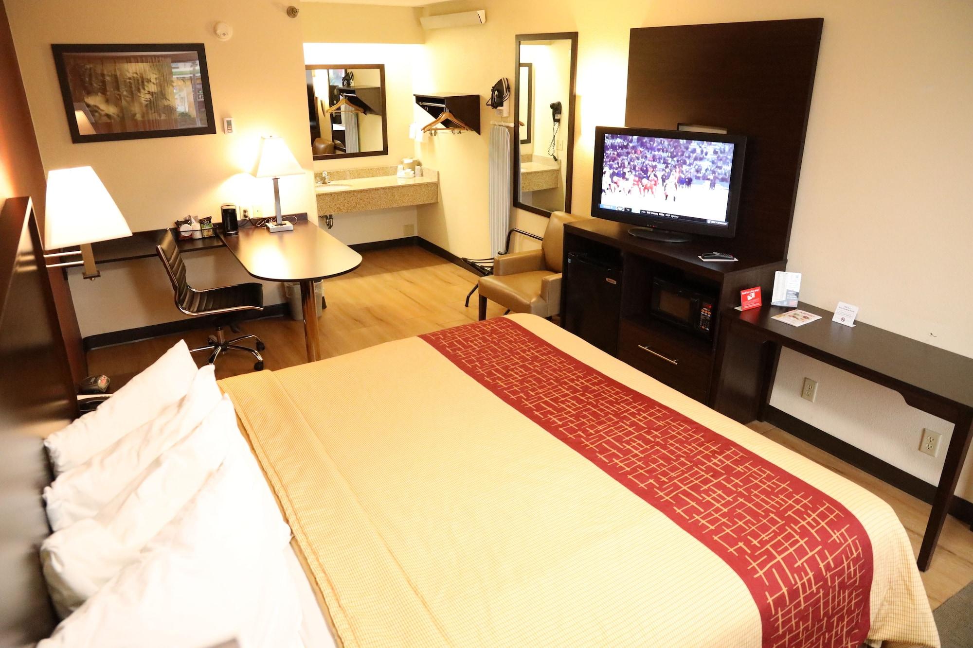 Red Roof Inn Cincinnati Northeast - Блу Аш Екстериор снимка