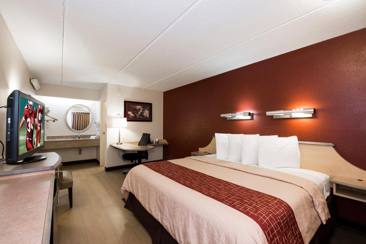 Red Roof Inn Cincinnati Northeast - Блу Аш Екстериор снимка