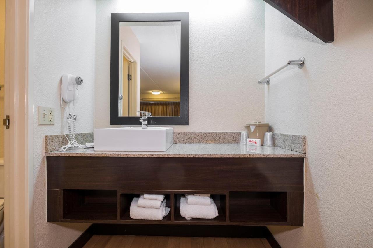 Red Roof Inn Cincinnati Northeast - Блу Аш Екстериор снимка