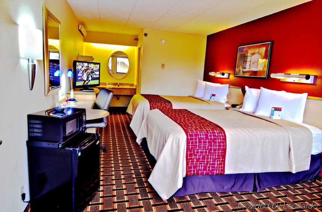 Red Roof Inn Cincinnati Northeast - Блу Аш Екстериор снимка